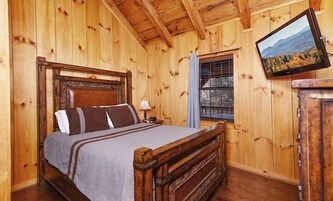 Tabla de planchar con plancha y ropa de cama 