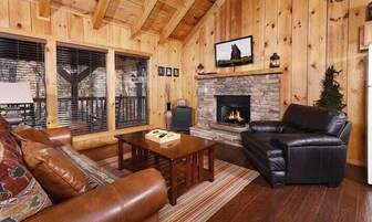 Tabla de planchar con plancha y ropa de cama 