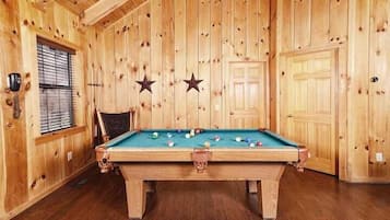 Basic Cabin | Iron/ironing board, bed sheets