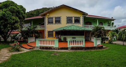 5 Minutes from the Airport Room for 2 with Dining on Site