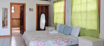 5 Minutes from the Airport Room for 2 with  Dining on Site