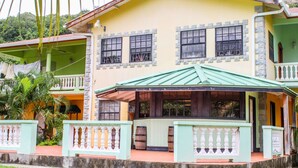 Un bâtiment à deux étages doté d’un toit végétalisé et d’un balcon.