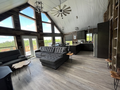 Sleeps 11, an amazing view. See 3 states on a clear day. Pic don’t do it justice