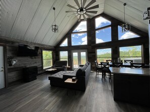 Smart TV, fireplace - Sleeps 11, an amazing view. See 3 states on a clear day. Pic don’t do it justice (Jackson)
