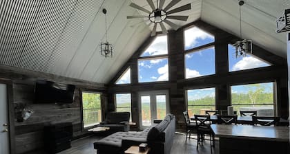 Sleeps 11, an amazing view. See 3 states on a clear day. Pic don’t do it justice