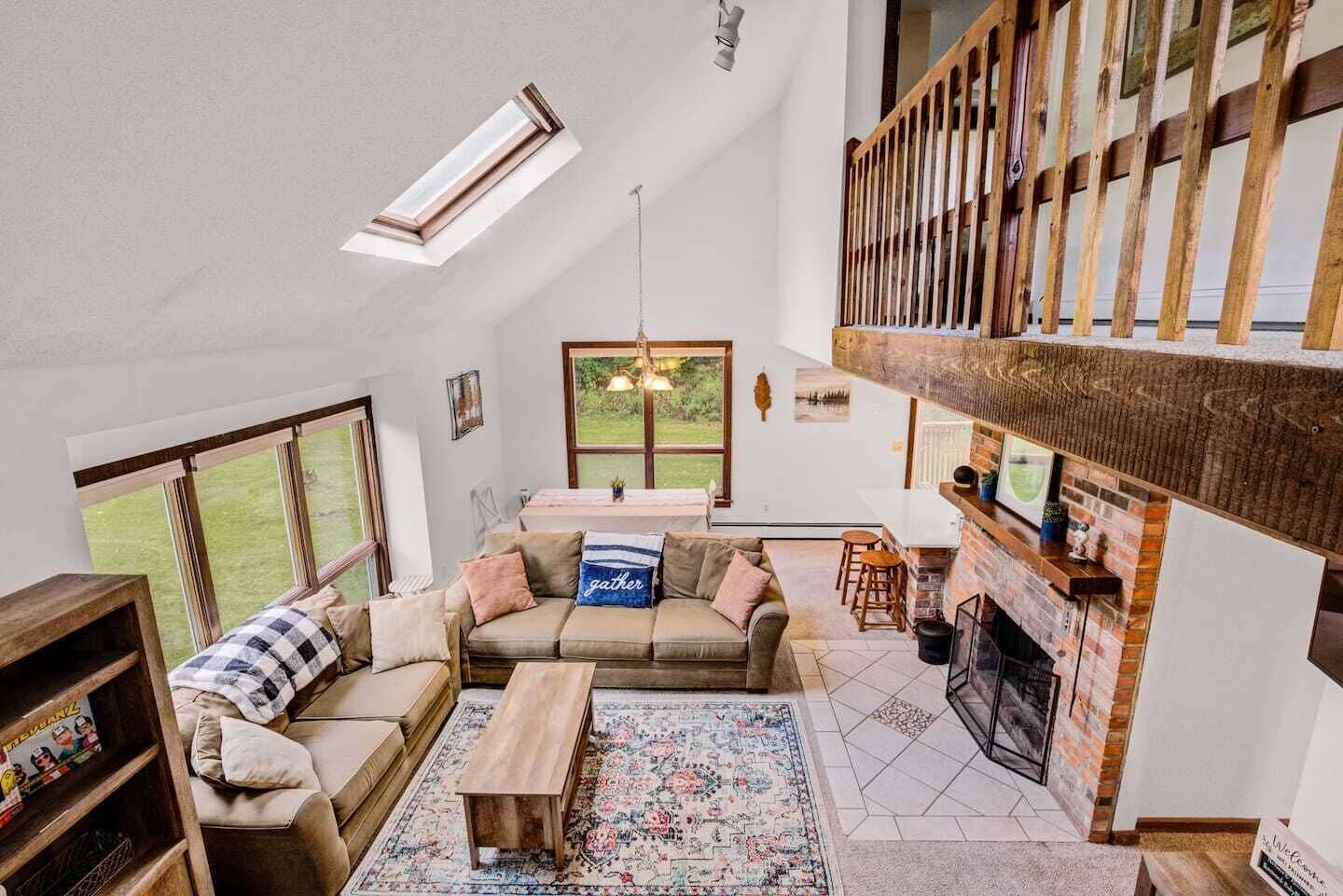 Spacious 5BR w hot tub -5 min from the mountain