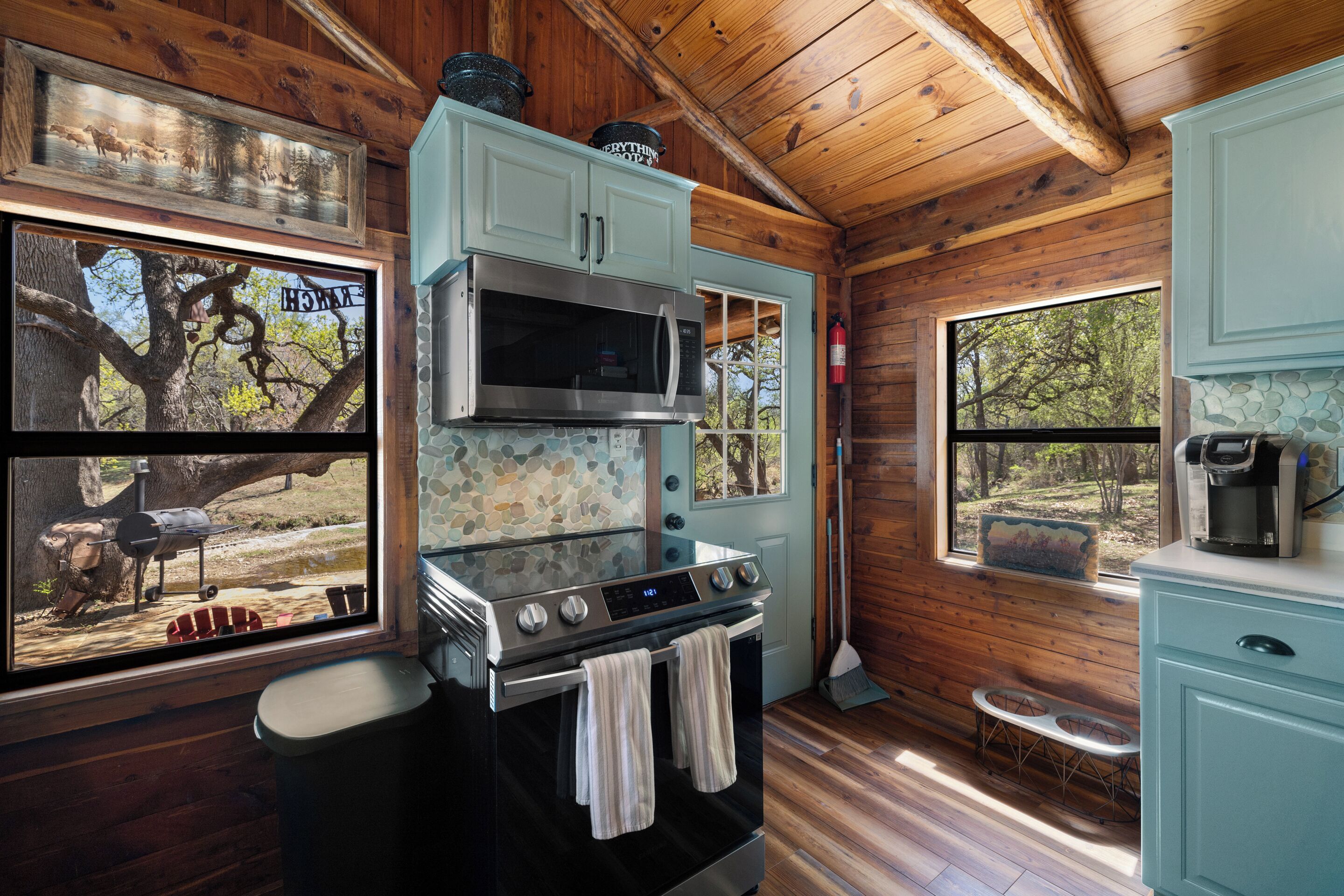 Réfrigérateur, micro-ondes, plaque de cuisson, lave-vaisselle