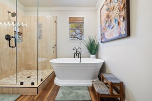 Badewanne, Haartrockner, Handtücher, Seife