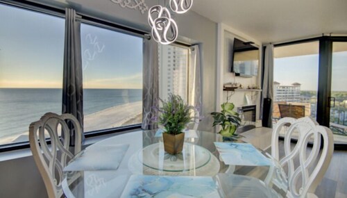 Penthouse Condo with spectacular views and sunsets