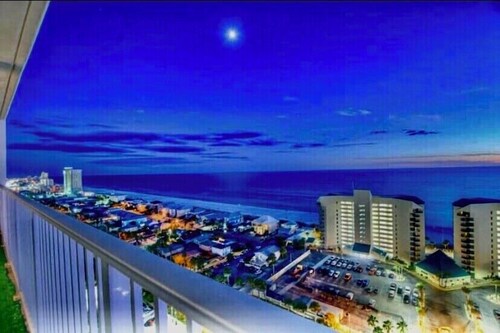 Penthouse Condo with spectacular views and sunsets