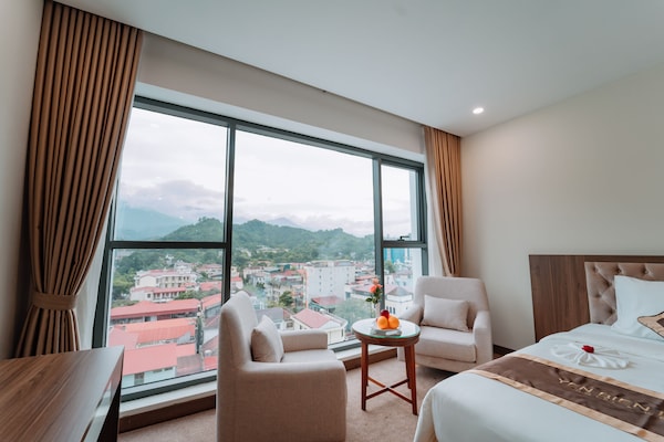 Premium bedding, pillow-top beds, minibar, in-room safe