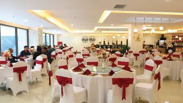 Café da manhã com buffet grátis todos os dias