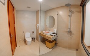 Superior Twin Room | Bathroom | Shower, hydromassage showerhead, hair dryer, bathrobes - Yen Bien Luxury Hotel (Ha Giang)