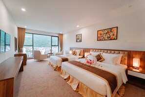 Premium bedding, pillow-top beds, minibar, in-room safe - Yen Bien Luxury Hotel (Ha Giang)