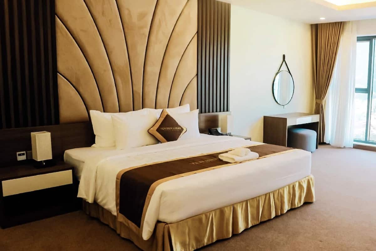 Luxe tweepersoonskamer, 1 kingsize bed, uitzicht op stad | Luxe beddengoed, pillowtop-bedden, een minibar, een kluis op de kamer