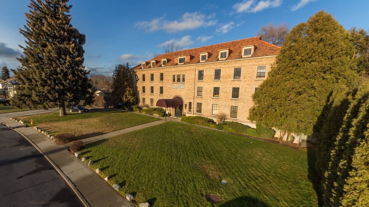 Beautiful place!!! 2 bedroom. Historic building 