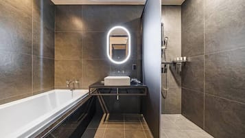 Premium kamer | Badkamer | Een haardroger, badjassen, een bidet, handdoeken