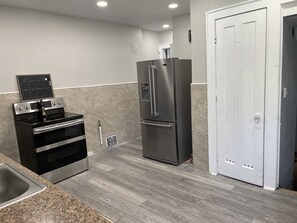 Private kitchen - Cozy Townhome (Cleveland)
