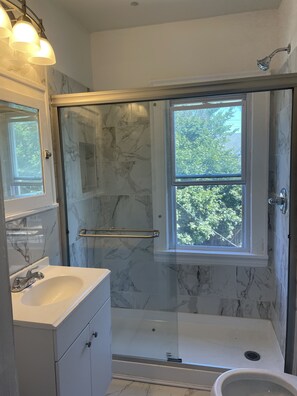 Combined shower/tub - Cozy Townhome (Cleveland)