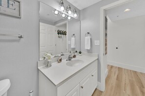 Combined shower/bathtub, hair dryer - BeachFront-Ocean View-Majestic Beach 509 Premium (Panama City Beach)