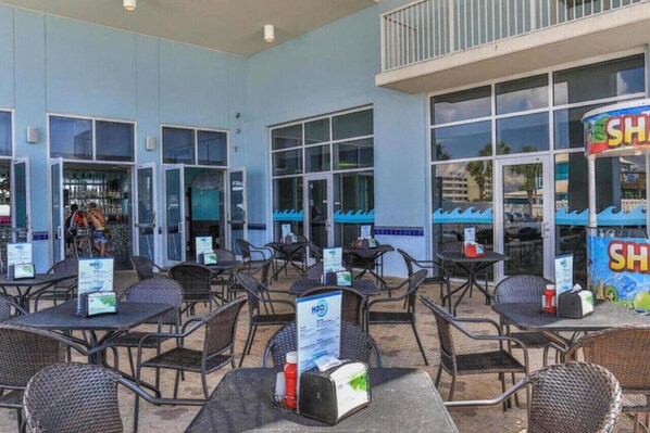 Outdoor dining - BeachFront-Ocean View-Majestic Beach 509 Premium (Panama City Beach)
