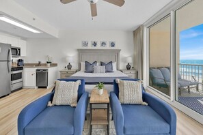 Escritorio, tabla de planchar con plancha, wifi y ropa de cama 