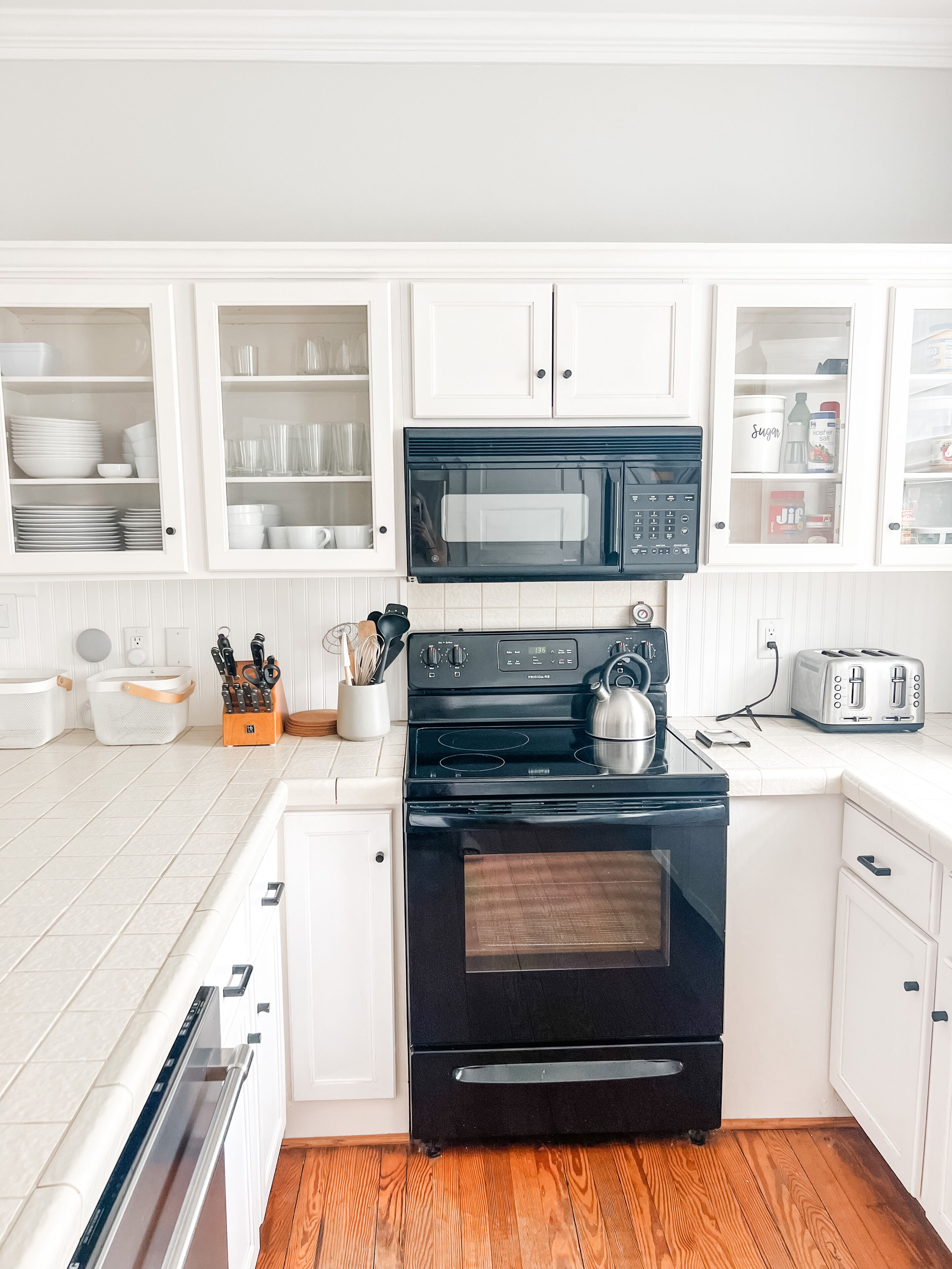 Sleeps 6, enjoy views of the bay from the best porch in town