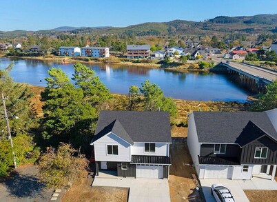 NEW HOME!!! On the Necanicum River,  2 blocks from Seaside Prom & Beach Access