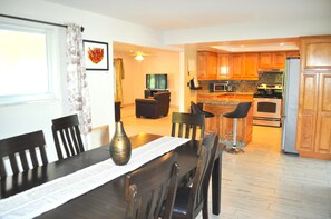 Dining - Lovely 3-BD, Walk to Bars, 9 min Drive From Beach! (Fort Lauderdale)