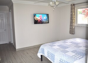 Room - Lovely 3-BD, Walk to Bars, 9 min Drive From Beach! (Fort Lauderdale)