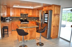 Private kitchen - Lovely 3-BD, Walk to Bars, 9 min Drive From Beach! (Fort Lauderdale)