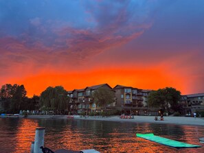 Chaises longues, serviettes de plage
