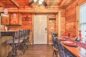 Ein Holzinterieur mit Essbereich, einer weißen Tür und einer Sternverzierung an der Wand.