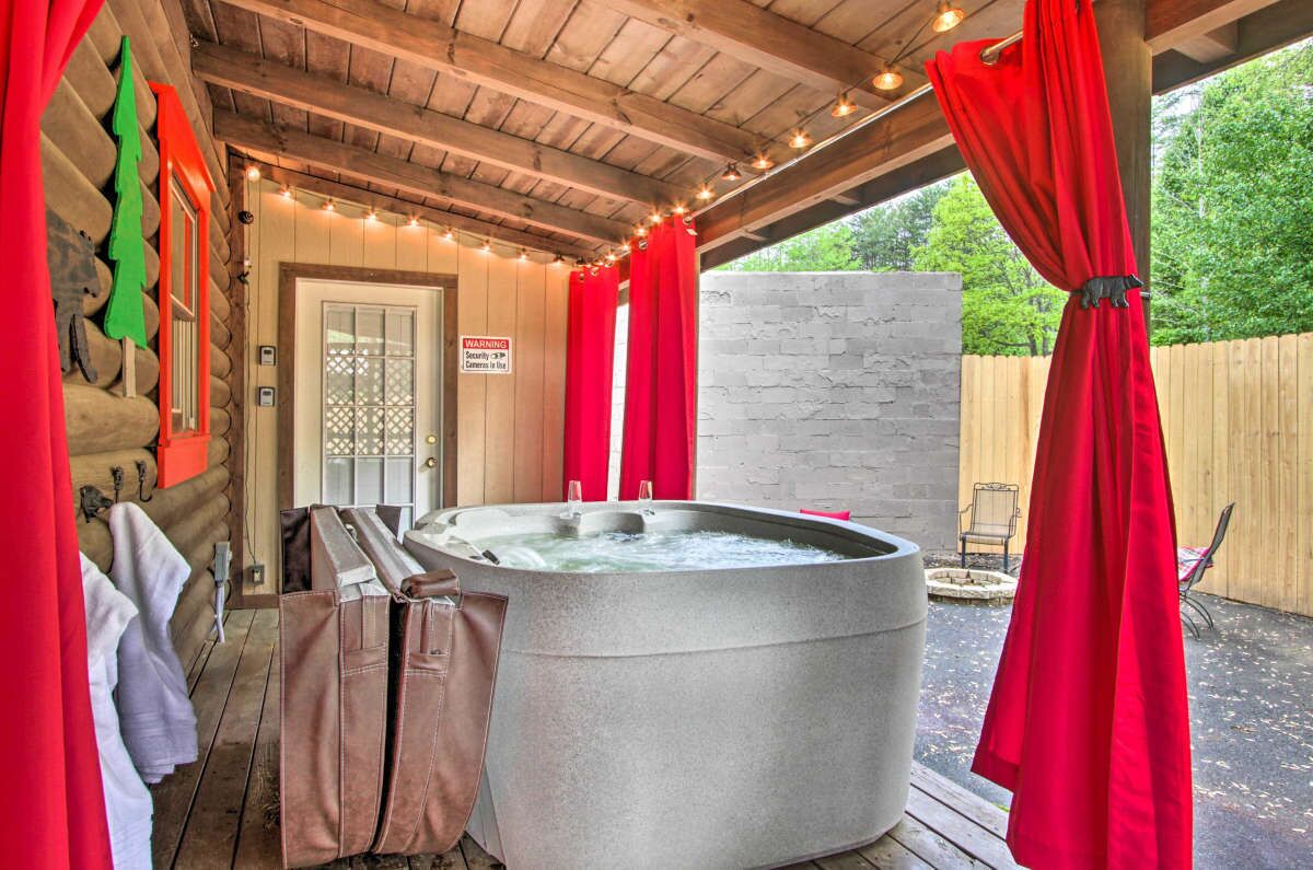 Cabin w/ Hot Tub & Game Room < 7 Mi to Main Strip!