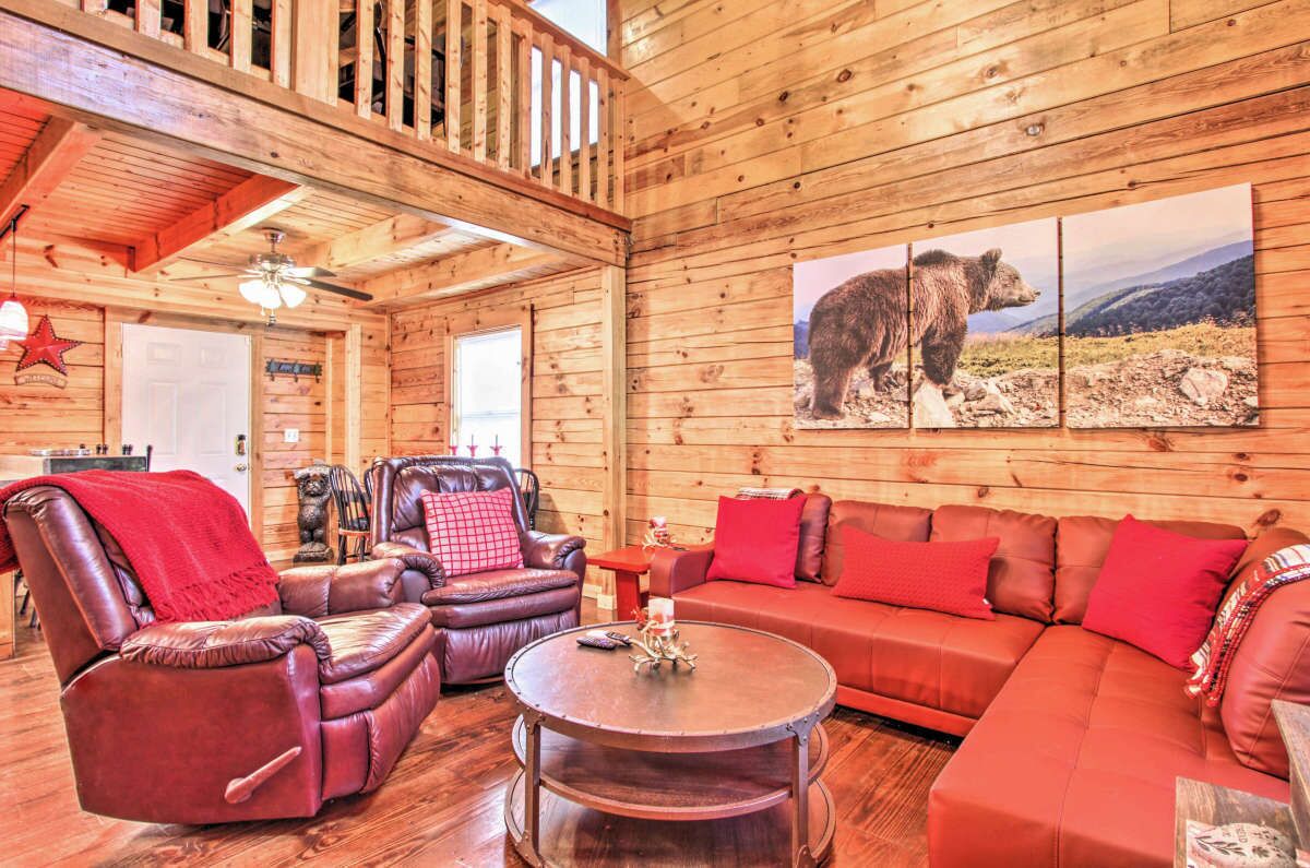Cabin w/ Hot Tub & Game Room < 7 Mi to Main Strip!