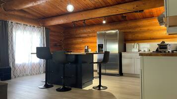 Een koelkast, een magnetron, een kookplaat, een vaatwasser