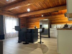 Réfrigérateur, micro-ondes, plaque de cuisson, lave-vaisselle