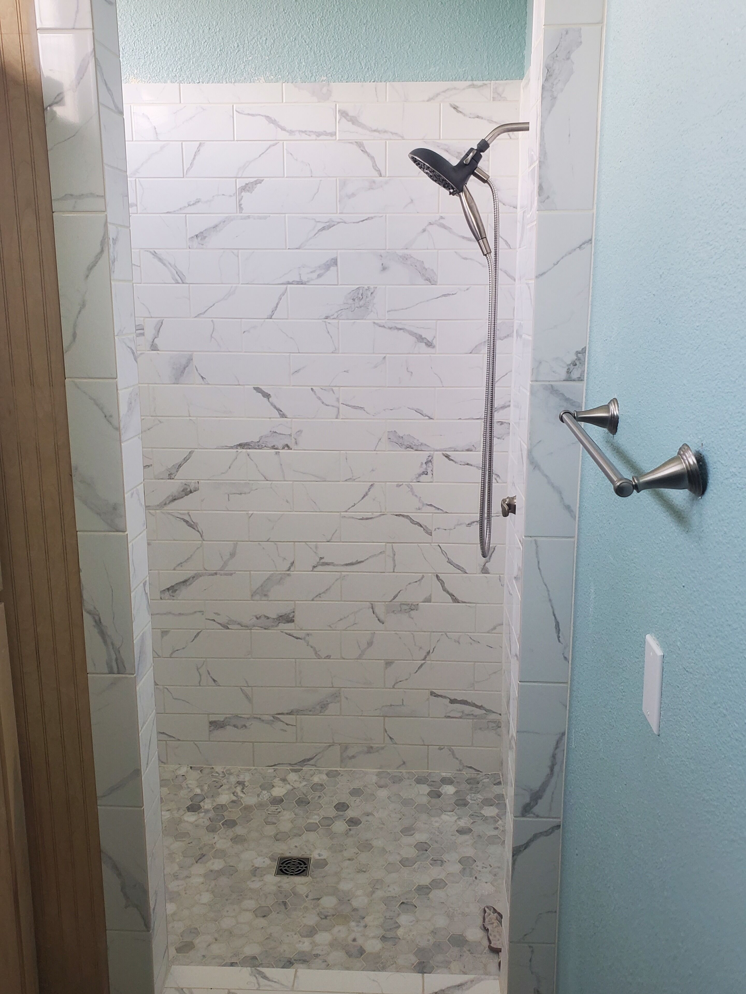 PARKING!!!!
GREAT PLACE FOR EXTRA VEHICLES & BOATS, 3 QUEEN BEDS & BUNK HOUSE!!