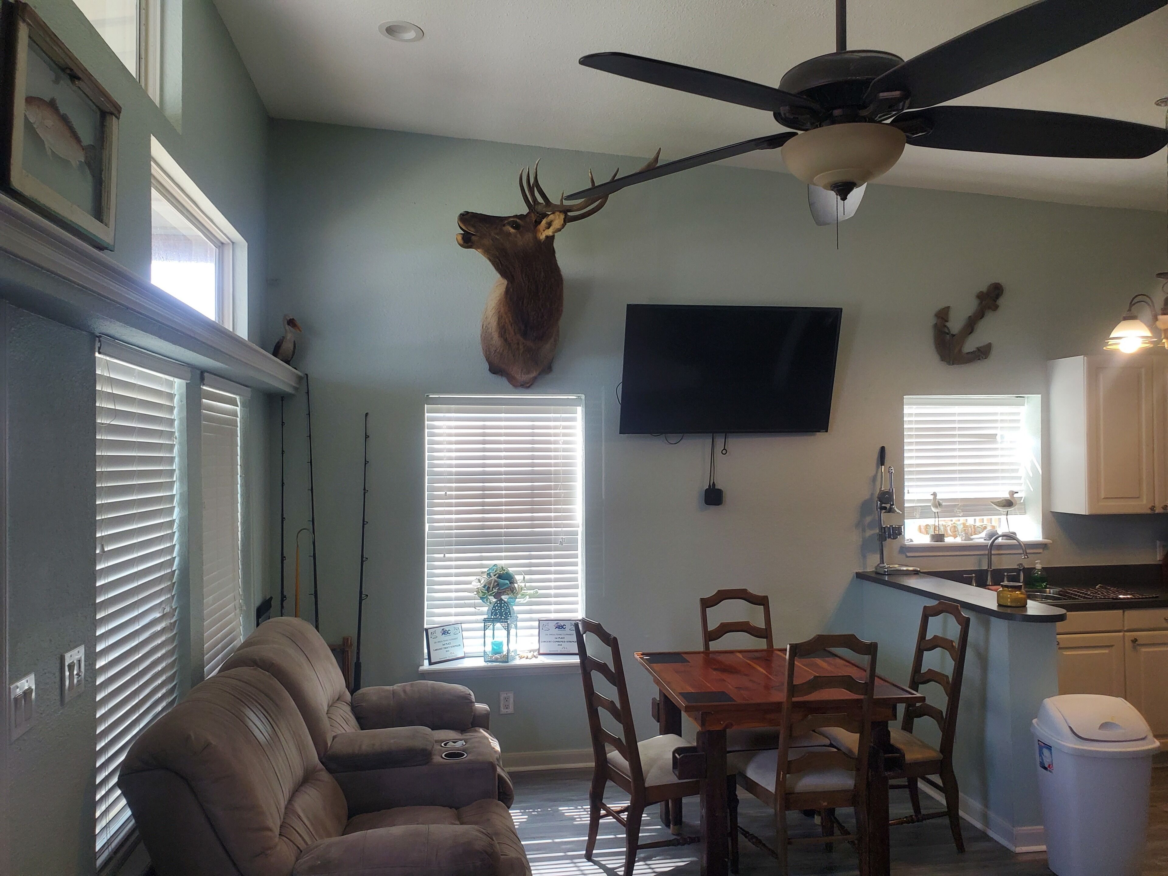 PARKING!!!!
GREAT PLACE FOR EXTRA VEHICLES & BOATS, 3 QUEEN BEDS & BUNK HOUSE!!