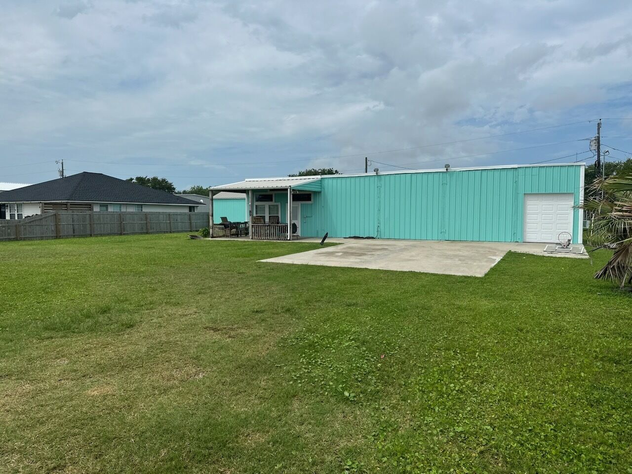 PARKING!!!!
GREAT PLACE FOR EXTRA VEHICLES & BOATS, 3 QUEEN BEDS & BUNK HOUSE!!