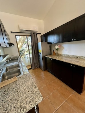 Een magnetron, een kookplaat, een koffiezetapparaat/waterkoker