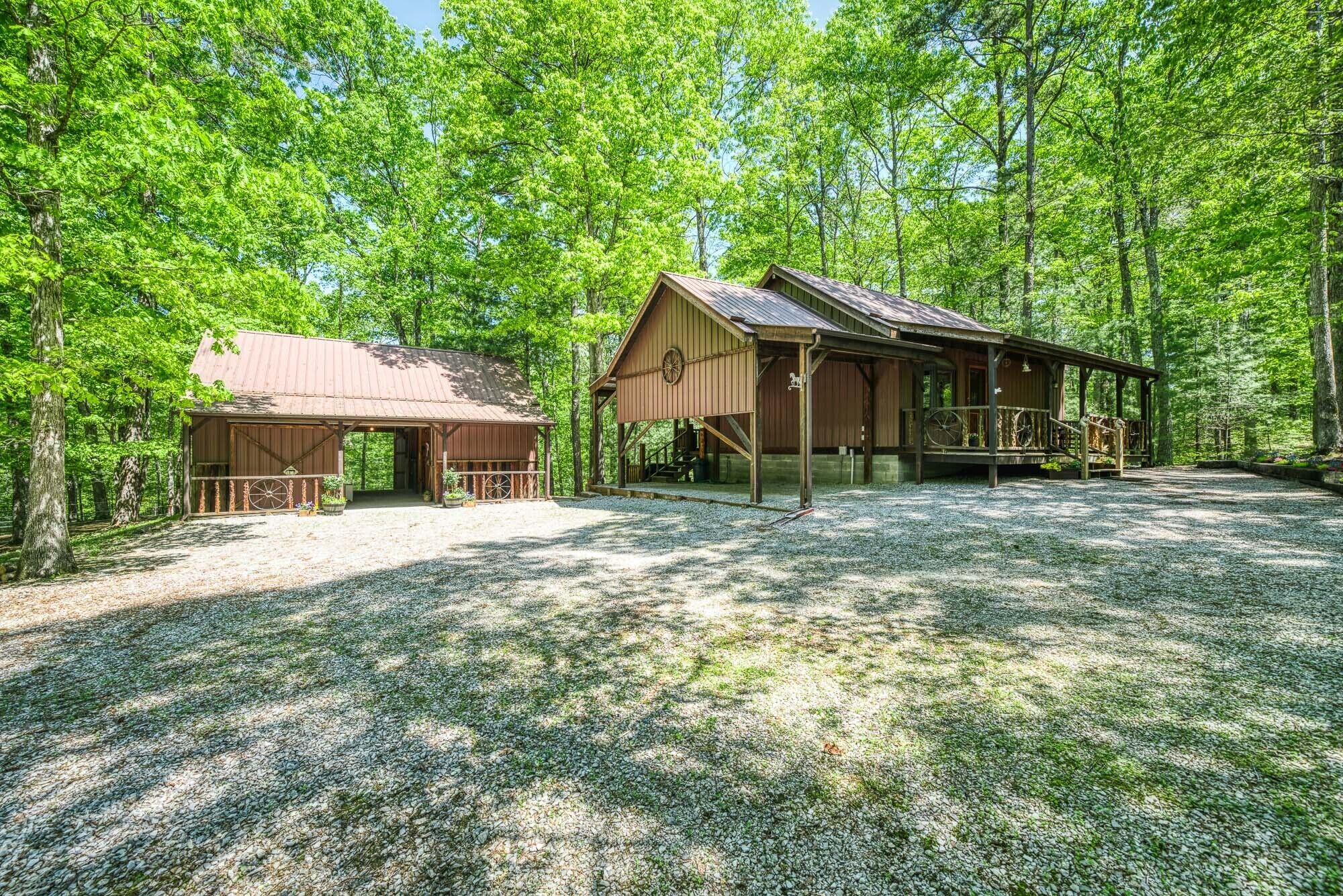 Big South Fork Equestrian Cabin & Barn with RV Hookups