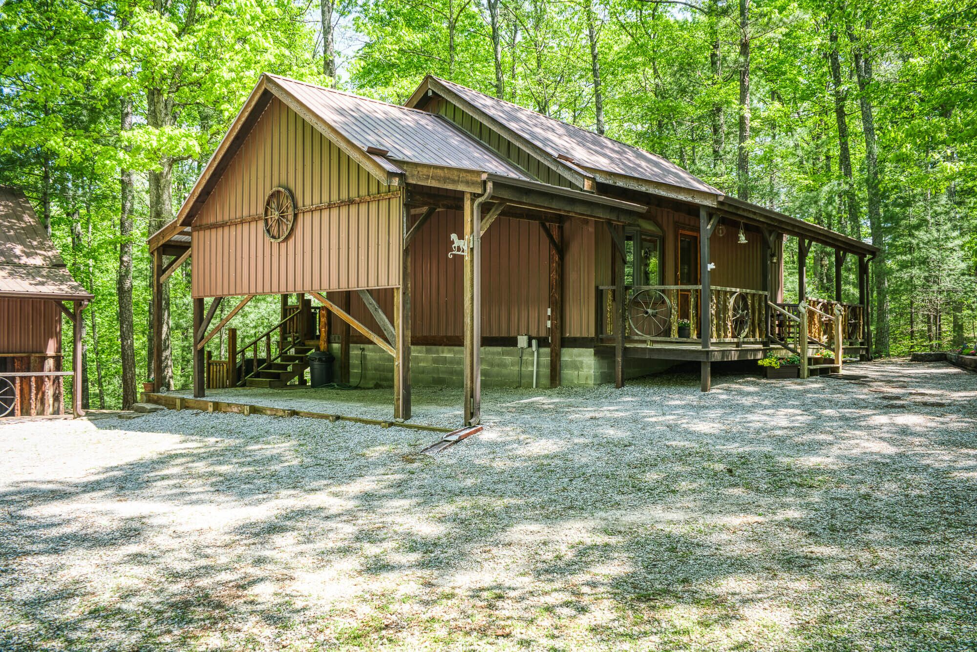 Big South Fork Equestrian Cabin & Barn with RV Hookups