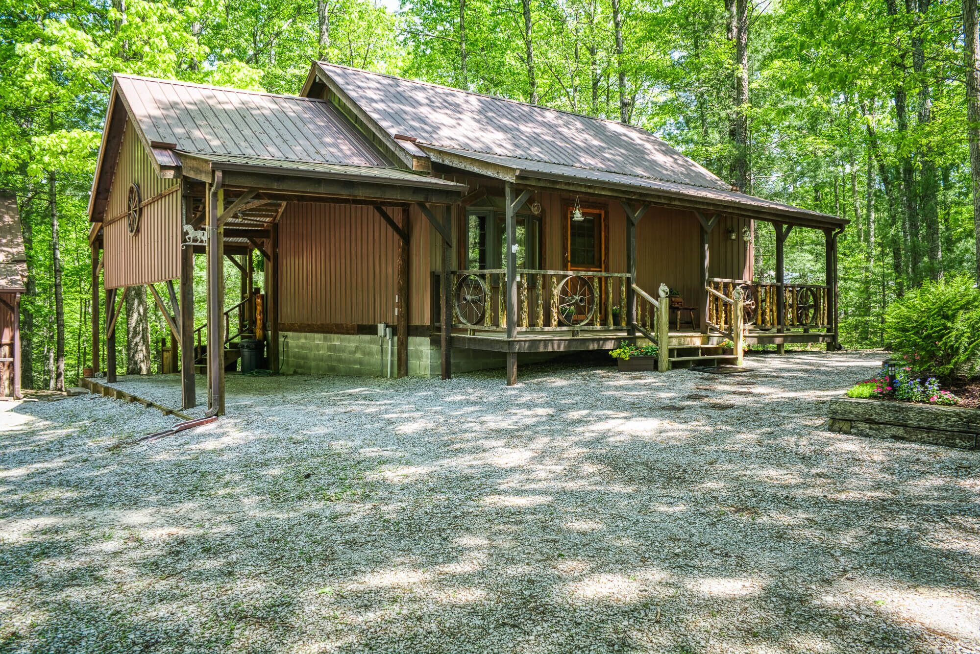 Big South Fork Equestrian Cabin & Barn with RV Hookups