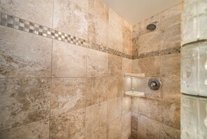 Badewanne, Haartrockner, Handtücher, Seife