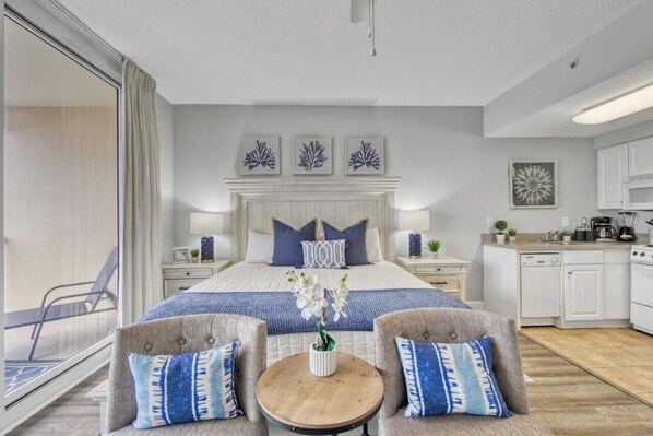 Escritorio, tabla de planchar con plancha, wifi y ropa de cama 