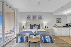 Escritorio, tabla de planchar con plancha, wifi y ropa de cama 