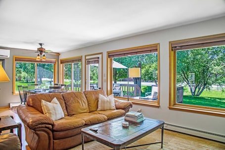 スマートテレビ、書庫、書斎 / ワークスペース. Happy Home | Backyard Oasis | Close to Downtown