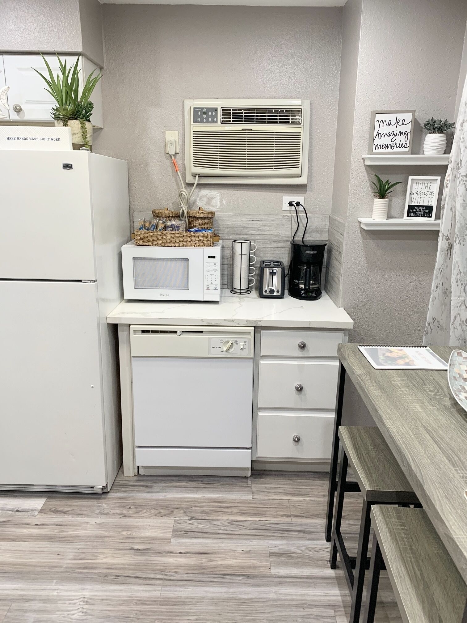 “Cozy-Modern 2 Bedroom Minutes from the Beach!”