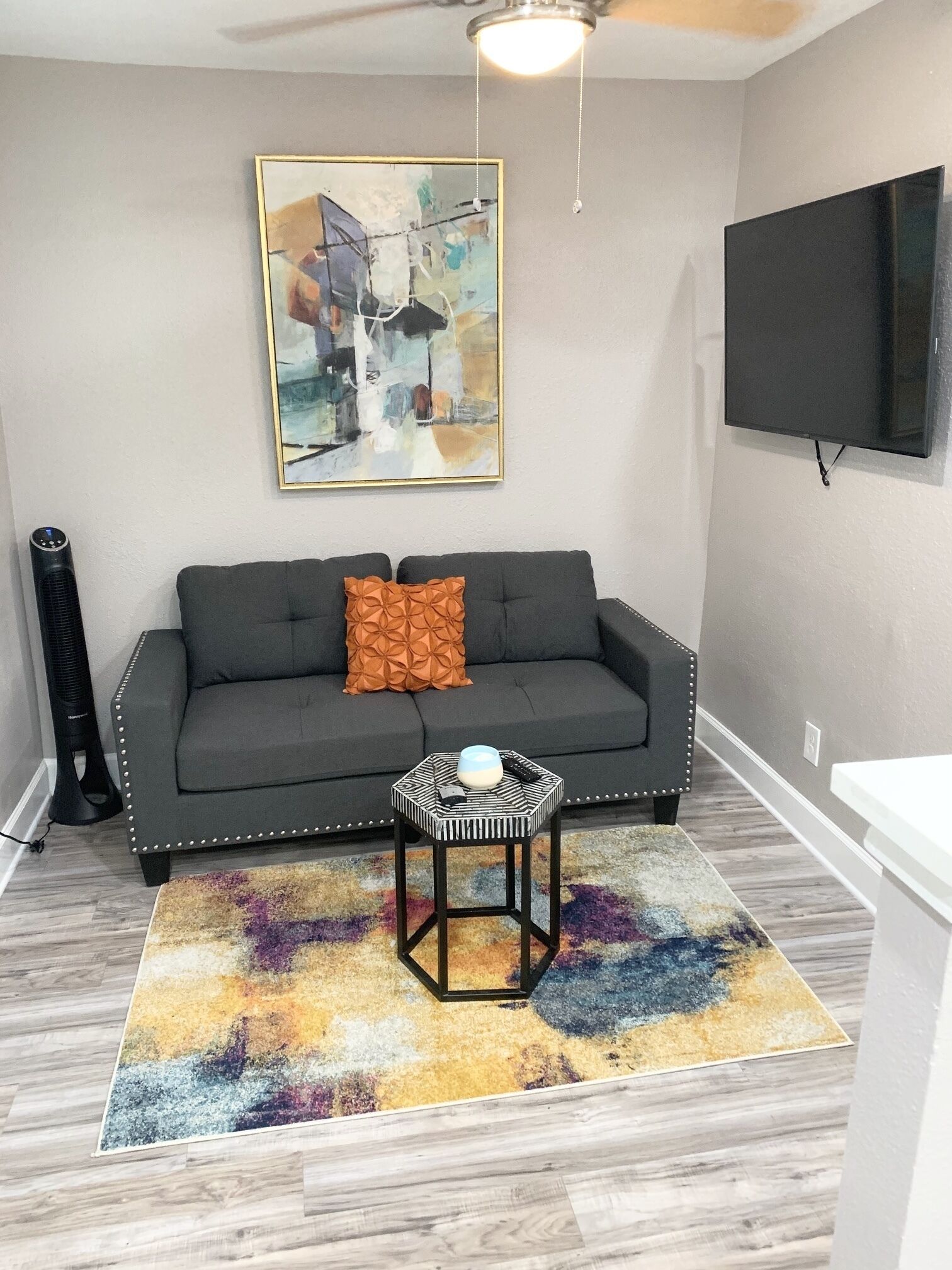 “Cozy-Modern 2 Bedroom Minutes from the Beach!”